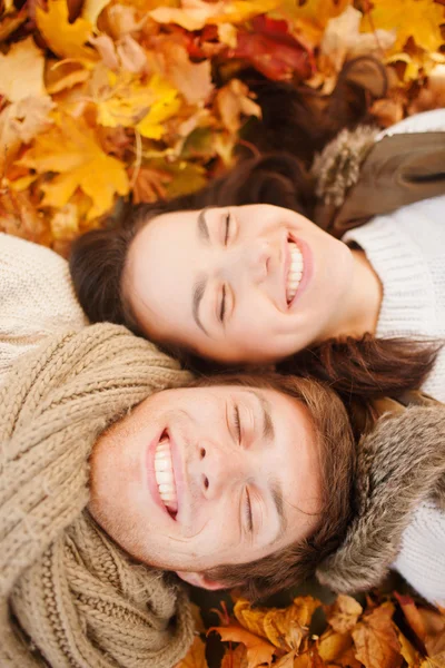 Romantisch paar in de herfst park — Stockfoto