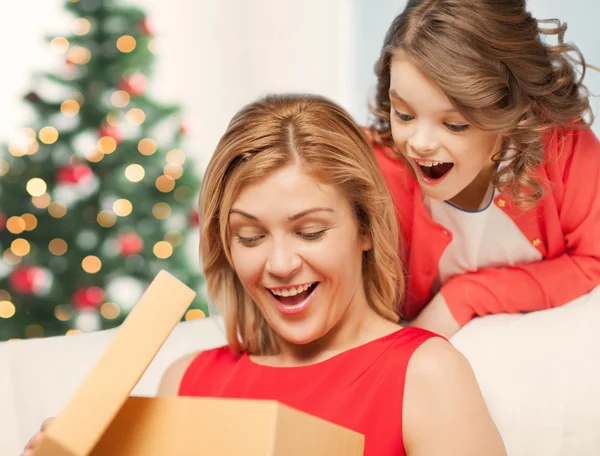 Mãe feliz e menina com caixa de presente — Fotografia de Stock