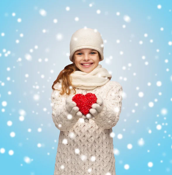 Κορίτσι με χειμωνιάτικα ρούχα με μικρή κόκκινη καρδιά — Φωτογραφία Αρχείου