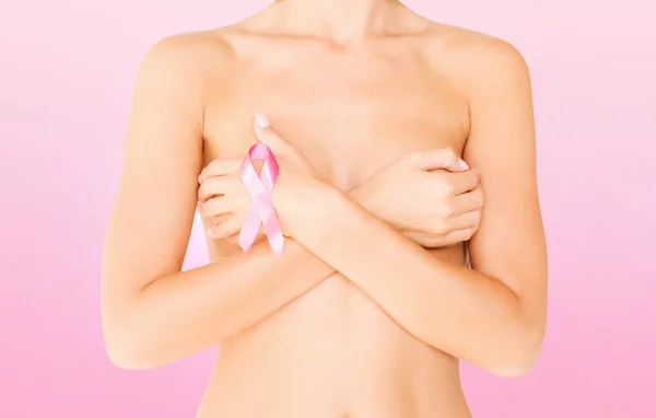 Femme nue avec ruban de sensibilisation au cancer du sein — Photo