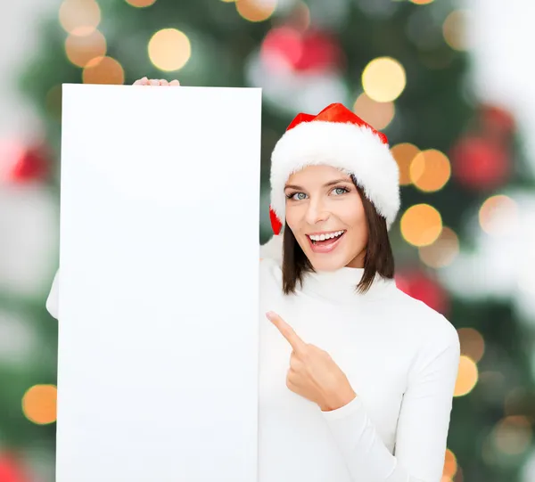 Vrouw in helper kerstmuts met een leeg wit bord — Stockfoto