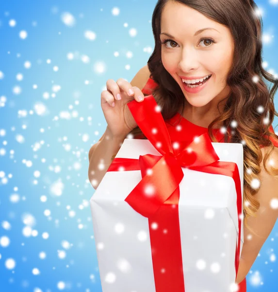 Mujer sonriente en vestido rojo con caja de regalo —  Fotos de Stock