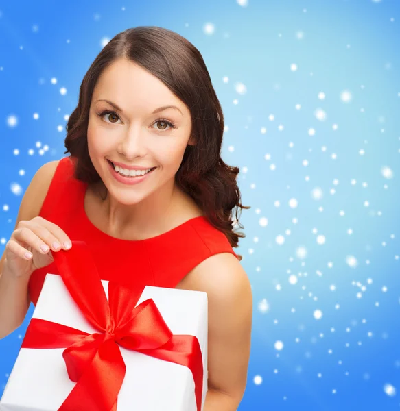 Mujer sonriente en vestido rojo con caja de regalo — Foto de Stock