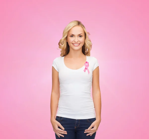Mujer con cinta de conciencia de cáncer rosa — Foto de Stock