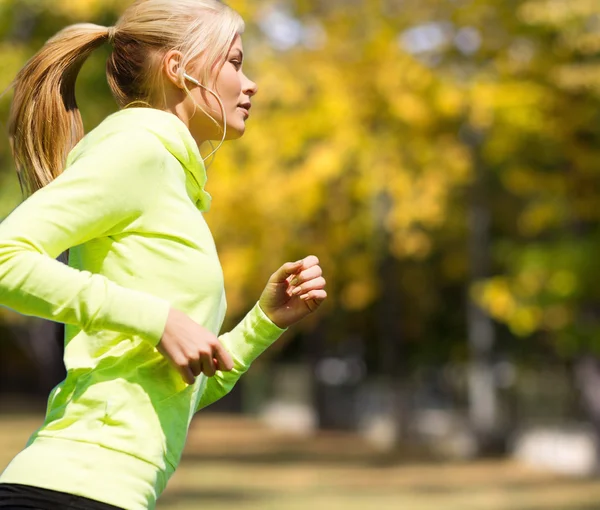 Donna che corre all'aperto — Foto Stock