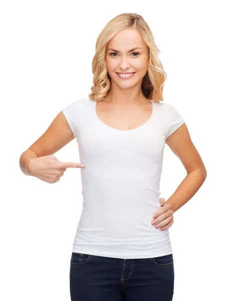 Vrouw in lege witte t-shirt — Stockfoto