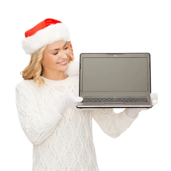 Vrouw in helper kerstmuts met een laptopcomputer — Stockfoto