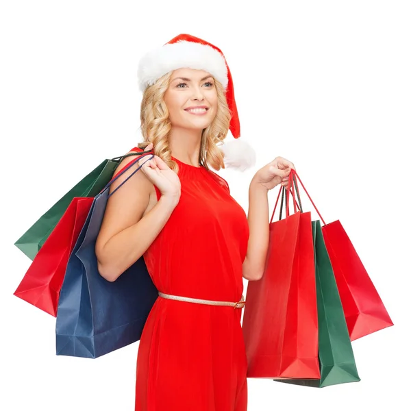 Mulher em vestido vermelho com sacos de compras — Fotografia de Stock