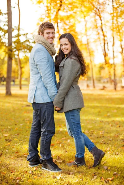 Coppia romantica nel parco autunnale — Foto Stock