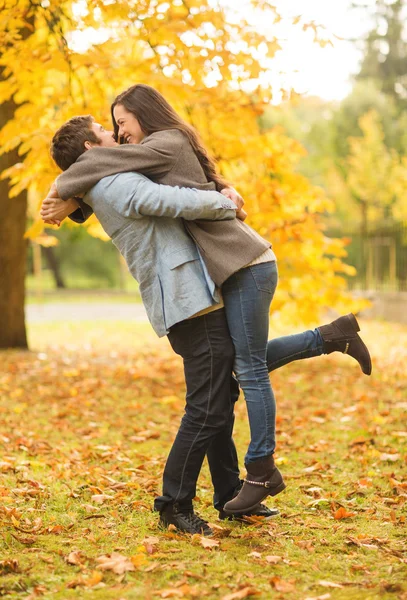 Романтическая пара, играющая в осеннем парке — стоковое фото