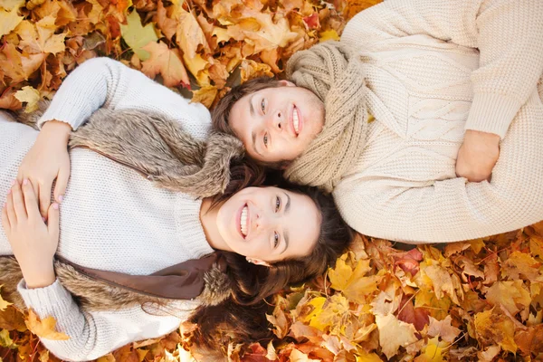 Casal romântico no parque de outono — Fotografia de Stock