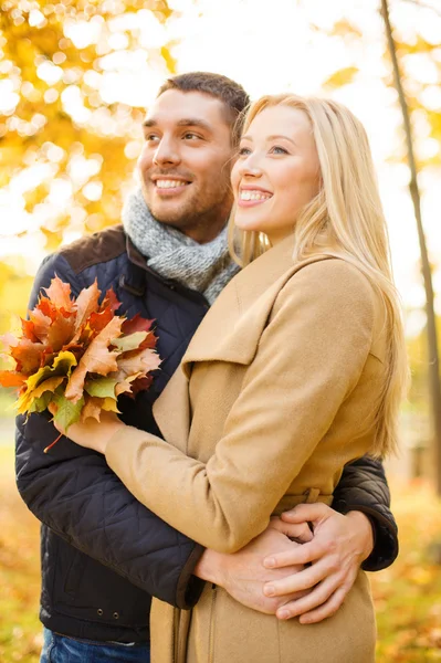 Pareja romántica en el parque de otoño — Foto de Stock