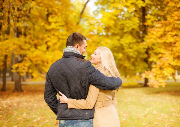 Pareja romántica besándose en el parque de otoño — Foto de Stock