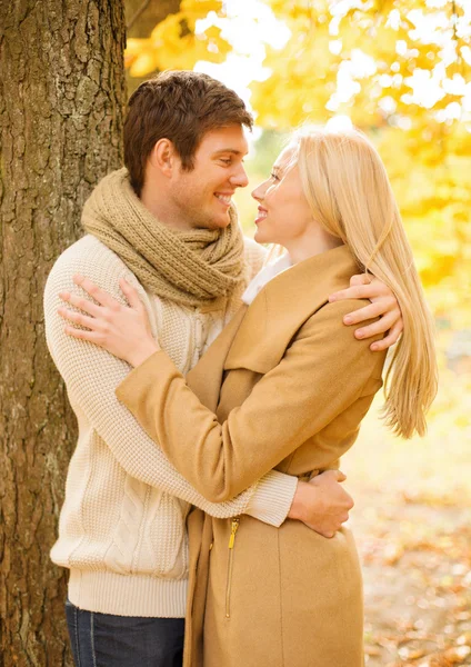Pareja romántica besándose en el parque de otoño — Foto de Stock