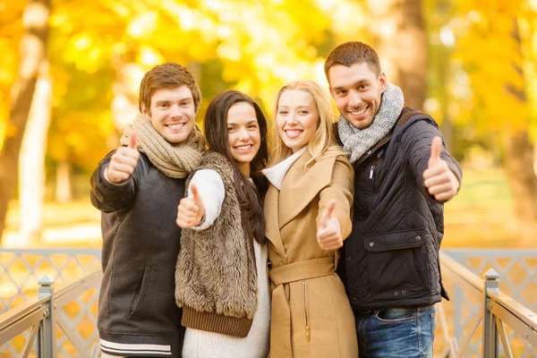 Grupp vänner ha kul i höst park — Stockfoto