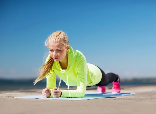 Frau treibt Sport im Freien — Stockfoto