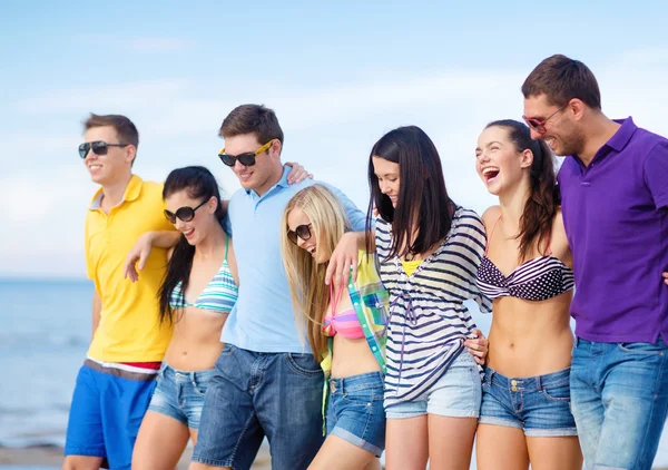 Grupo de amigos se divertindo na praia — Fotografia de Stock