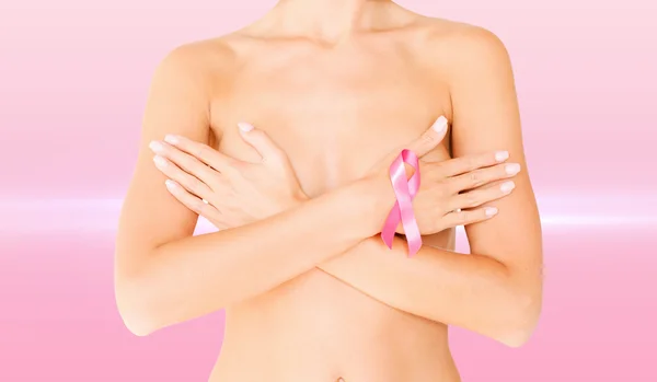 Femme nue avec ruban de sensibilisation au cancer du sein — Photo