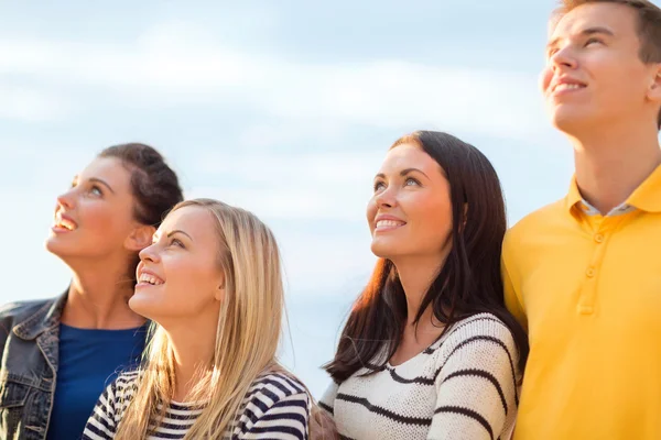 Grupo de amigos mirando hacia la playa — Foto de Stock