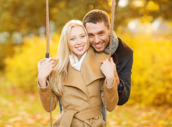 Couple romantique dans le parc d'automne — Photo