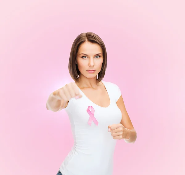 Donna con nastro rosa di consapevolezza del cancro — Foto Stock