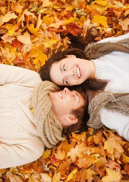 Pareja romántica en el parque de otoño — Foto de Stock