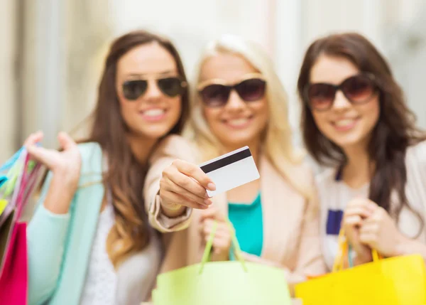 Mädchen mit Einkaufstüten in der Hand — Stockfoto