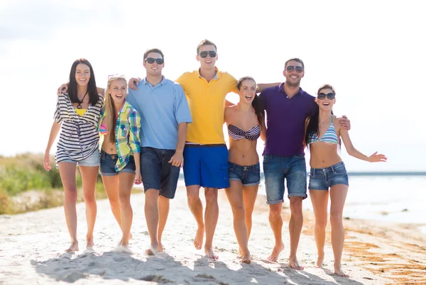 Vriendengroep die plezier hebben op het strand — Stockfoto