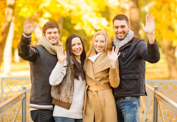 Grupp vänner ha kul i höst park — Stockfoto