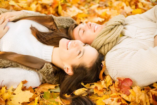 Romantikus pár, az őszi parkban — Stock Fotó
