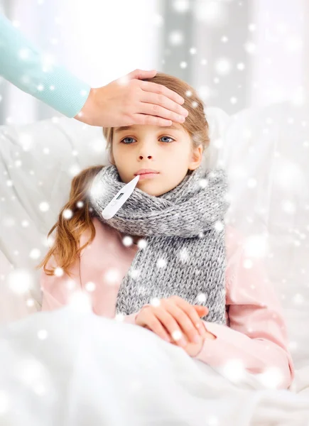 Krankes Mädchen mit Thermometer und fürsorglicher Mutter — Stockfoto