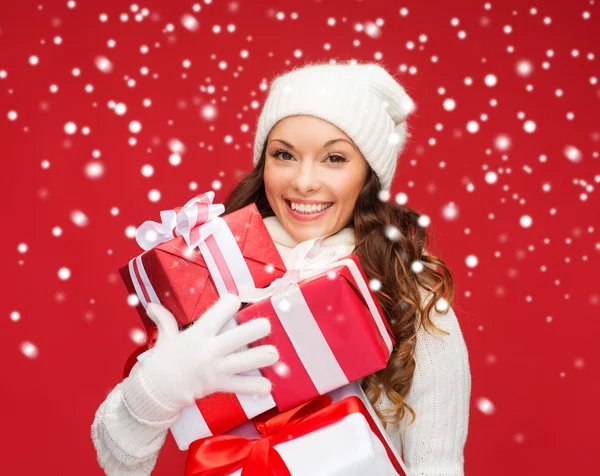 Vrouw trui en muts met vele geschenkdozen — Stockfoto