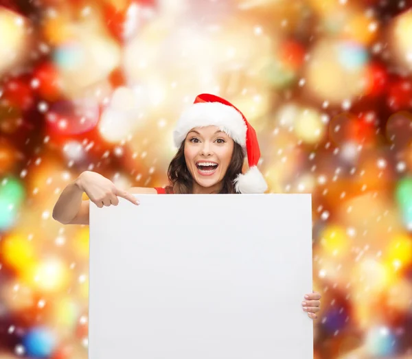 Femme en santa chapeau d'aide avec tableau blanc vierge — Photo