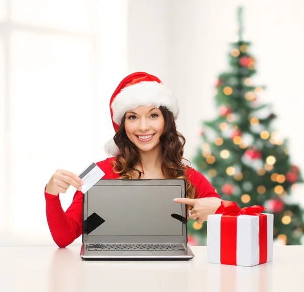 Vrouw met cadeau, laptopcomputer en credit card — Stockfoto