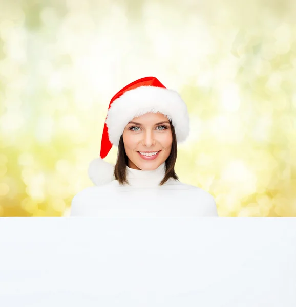 Femme en santa chapeau d'aide avec tableau blanc vierge — Photo