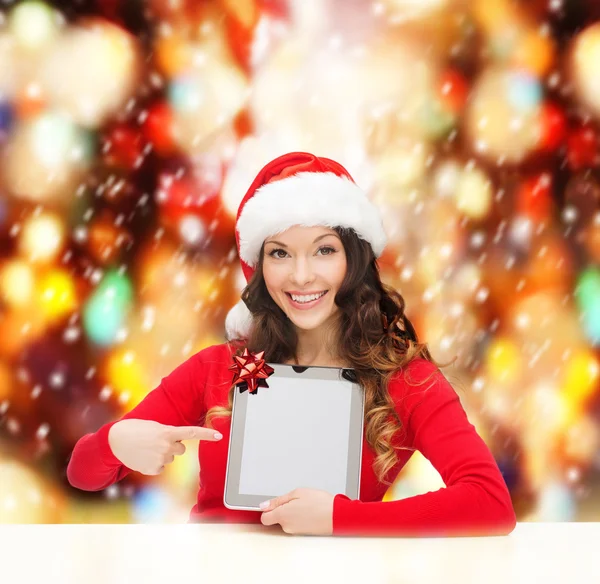 Frau mit Weihnachtsmann-Helfermütze mit Tablet-PC — Stockfoto