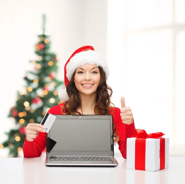 Vrouw met cadeau, laptopcomputer en credit card — Stockfoto