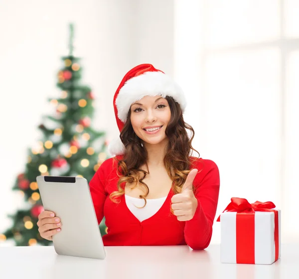 Mujer con caja de regalo y tablet PC — Foto de Stock