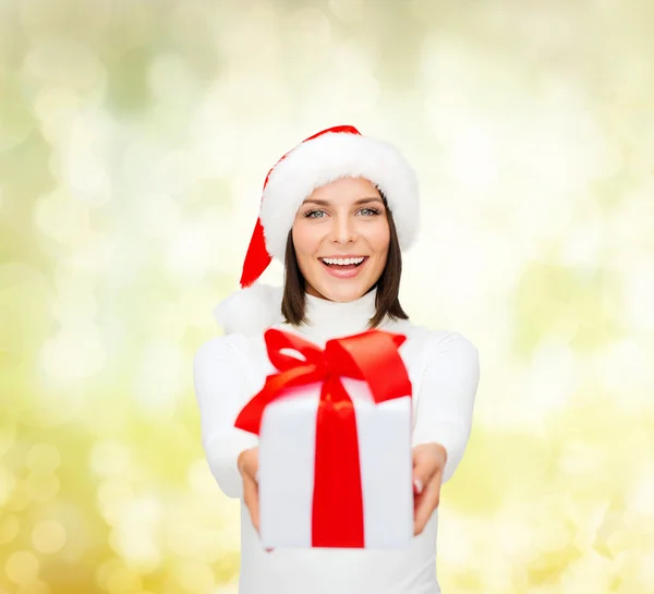Smiling woman in santa helper hat with gift box — Stock Photo, Image