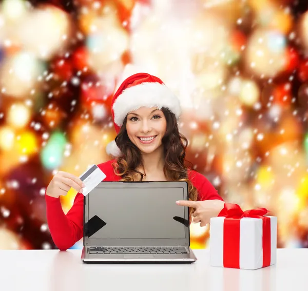 Kadın hediye, dizüstü bilgisayar ve kredi kartı ile — Stok fotoğraf