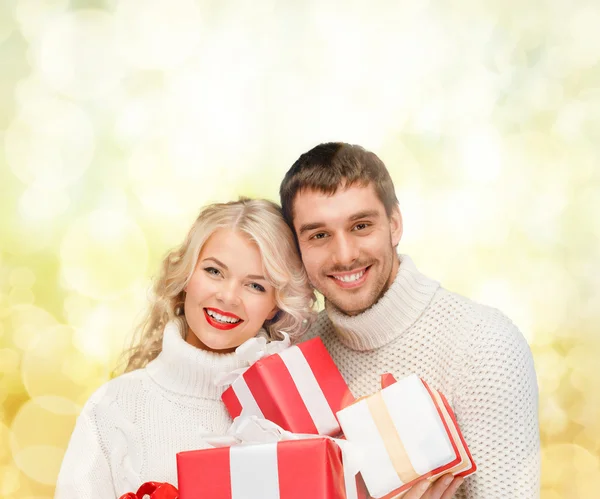 Lachende vrouw en man met de doos van de gift — Stockfoto