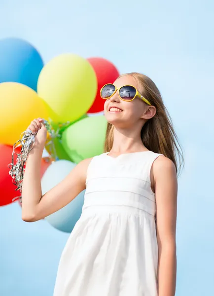 Glückliches Mädchen mit bunten Luftballons — Stockfoto