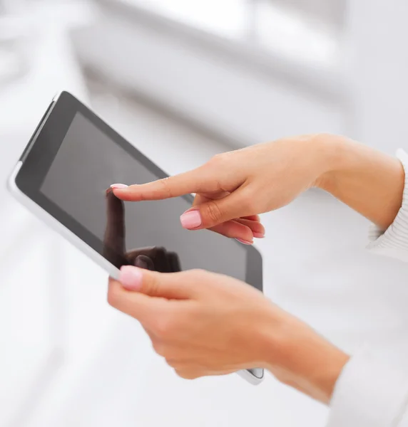 Businesswoman with tablet pc in office — Stock Photo, Image