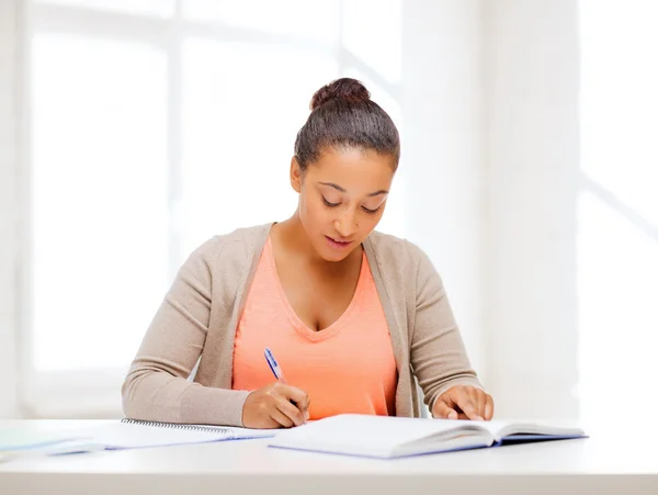 Internationell student som studerar på college — Stockfoto