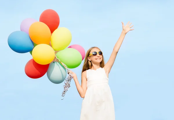 Šťastná dívka s barevnými balónky — Stock fotografie