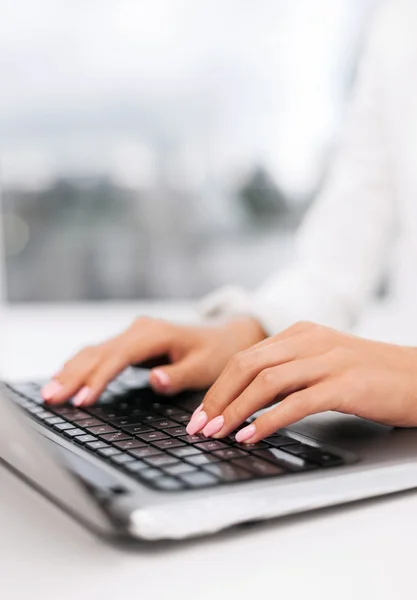 Geschäftsfrau benutzt ihren Laptop — Stockfoto