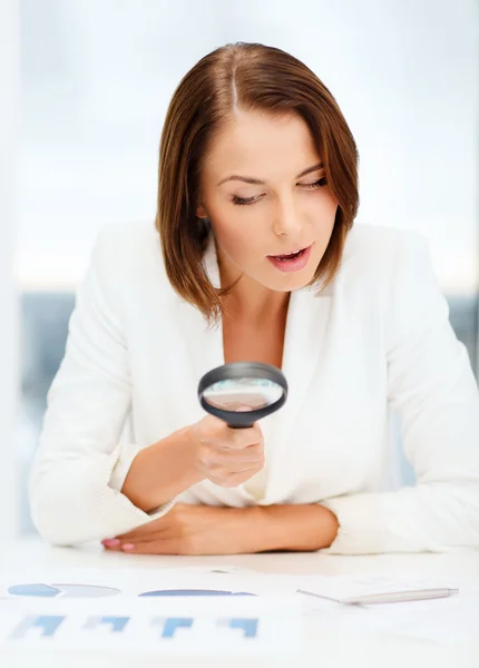 Geschäftsfrau arbeitet im Büro mit Grafiken — Stockfoto