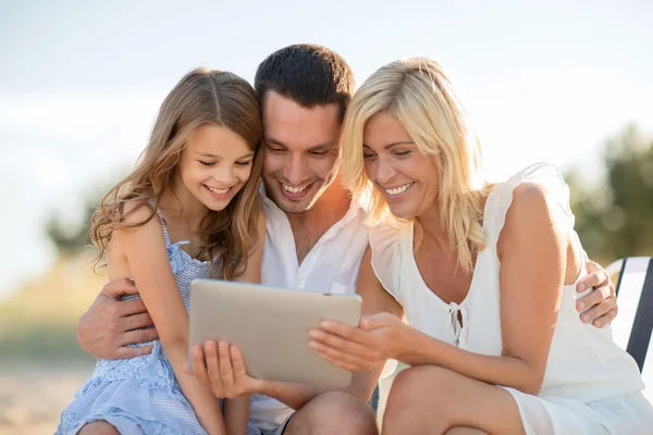 Familia feliz con tableta pc tomando fotos — Foto de Stock