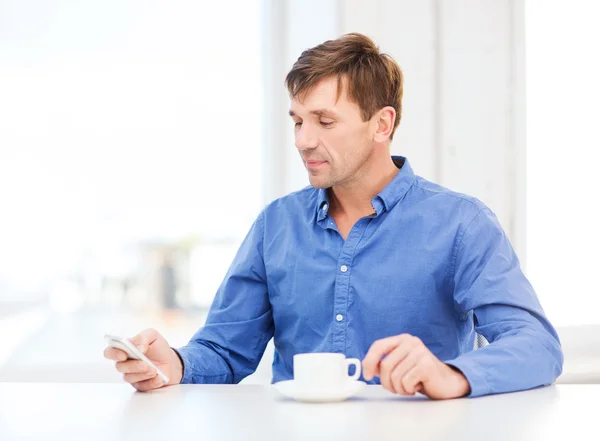 Buisnessman com smartphone e xícara de café — Fotografia de Stock