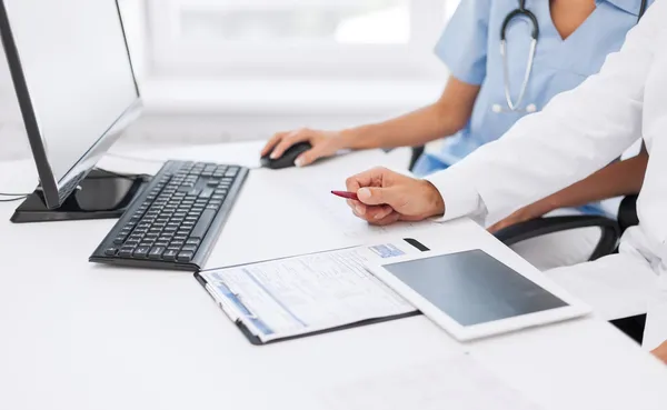 Grupo de médicos olhando para tablet pc — Fotografia de Stock